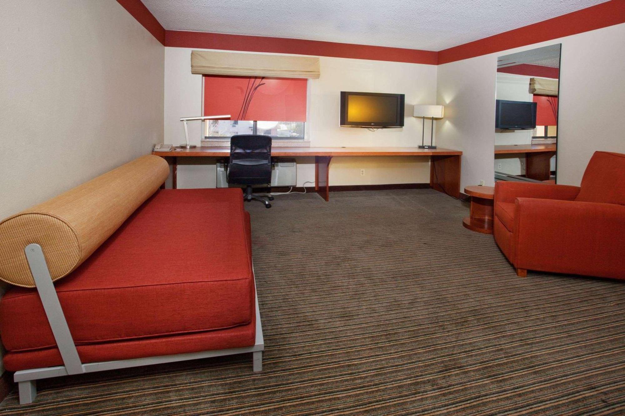 Travelodge By Wyndham Columbus State University Екстер'єр фото